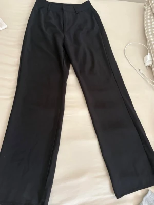 Svarta kostymbyxor  - Inga fläckar eller problem. Storlek 34, passar 36. Är 160 cm och de går ända ner till hälarna  på mej. 