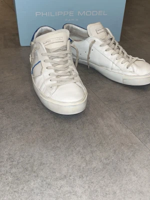 Philippe Model - Feta Philippe model skor i ett bra skick. Riktigt snygga skor till sommarn som passar 42-43. Pytte Lite slitash i hälen som syns på sista bilderna men inget som påverkar skon i sig. 