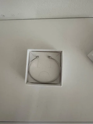 Caroline Svedbom armband - Snyggt och stilrent armband i silver från Caroline Svedbom. Perfekt accessoar för att lyfta vilken outfit som helst. Helt ny och säljs för att jag har bytt till guld, pris kan diskuteras!🥰