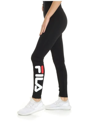 Svarta leggings från FILA helt nya - Svarta leggings från FILA HELT NYA med hög midja och stor vit och röd logga längs ena benet. Tight passform och stretchigt material som sitter snyggt. Perfekta till sneakers och en oversized hoodie, har annons på en ny oversized Fila hoodie också.