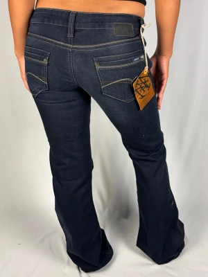 Lågmidjade Jeans - Lågmidjade Jeans | Storlek 31-/34 | Nya med lapparna kvar! | Jag är 168cm lång och väger 60kg | Mått: Ytterbenslängd: 108cm. Midjebredd: 41cm. Lårbredd: 27cm. Fotöppning: 27cm. Kontakta mig vid fler frågor eller funderingar!💗