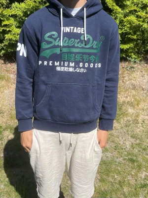 Superdry hooide - Superdry Hoodie  Säljer min Superdry hoodie i fint skick. Bekväm passform och perfekt för både vardag och fritid.  📦 Snabb frakt ✅ Bra skick 💯 Äkta Superdry  Storlek: S  #superdry #grisch #arkivet #arkivetstyle #streetwear #y2k #cleanfit #oldmoney #trend #fashion #outfit #style #hoodie #vintage #retro #fyp #explore #plick #vinted #sverige #kläder #streetstyle #casual #mode #fitcheck #aesthetic #wardrobe #fashionstyle #secondhand #preloved