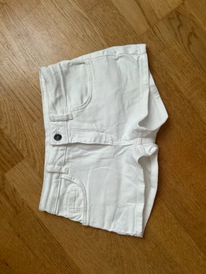 Vita jeansshorts  - Snygga vita lågmidjade jeansshorts från subdued. Endast använd ett fåtal gånger