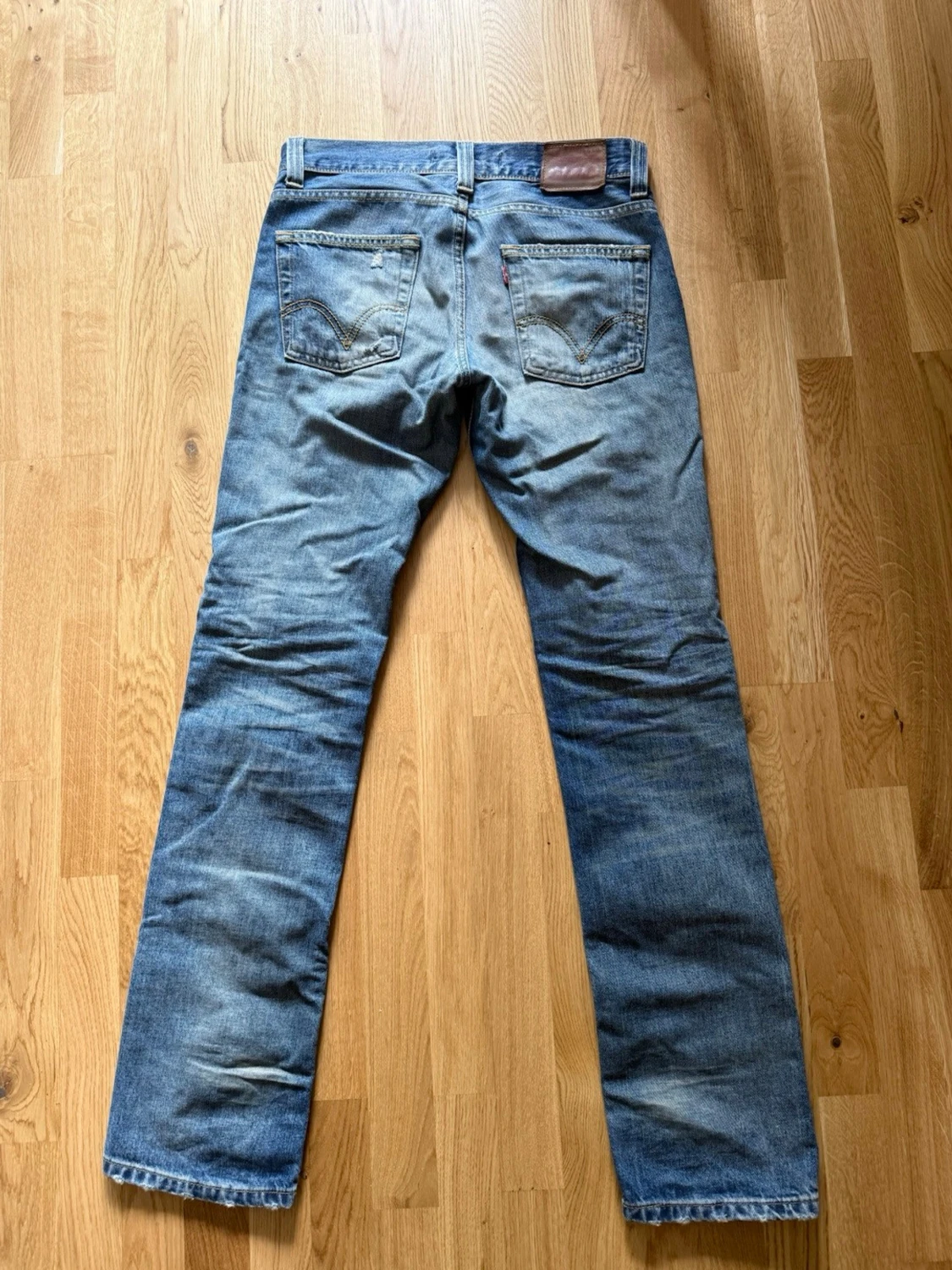 Blå slitna jeans från Levi's - 1