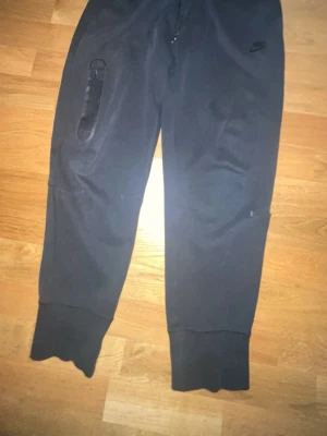 Svarta Nike tech byxor  - Nya Nike tech byxor, färgen svart, finns i både storlek M och L.