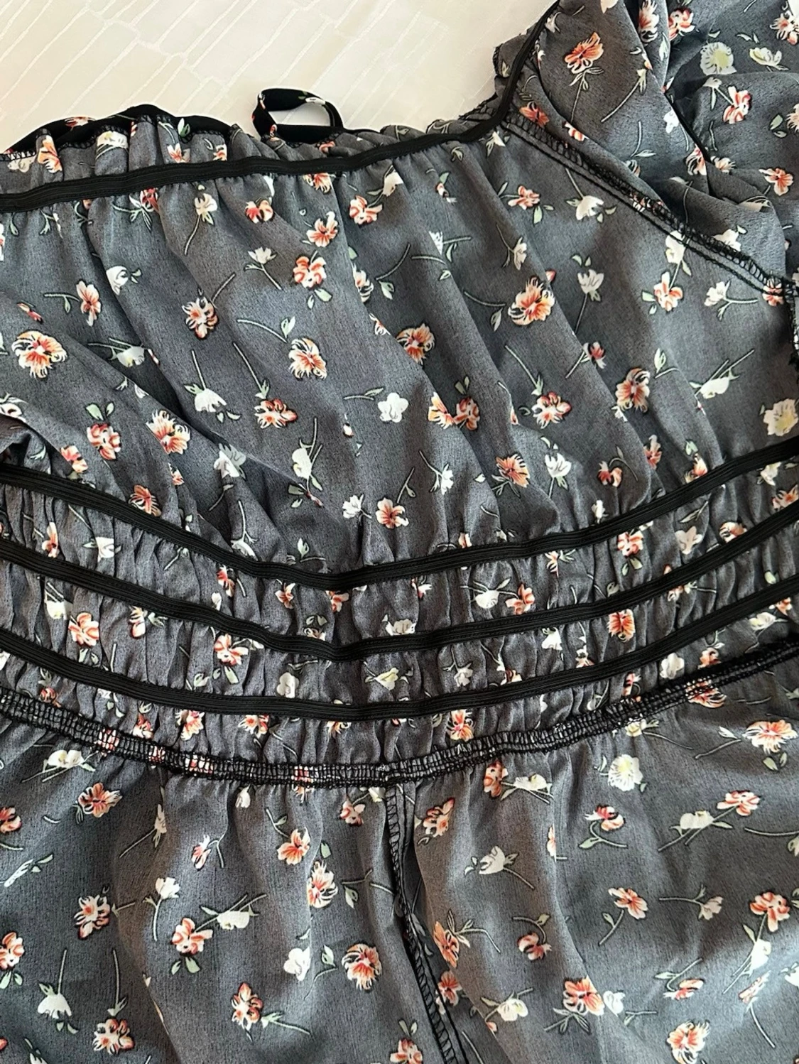 Svart blommig kortklänning med snörning M, längd 82 cm - 6