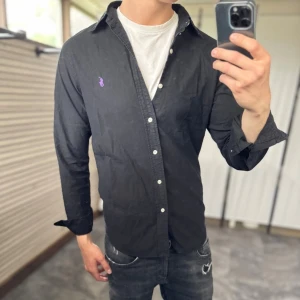Ralph lauren skjorta - Mycket fint skick, inga defekter. Nypris ca 1000kr. passar dig som är 170-180cm ungefär. Skriv för mer information!🤝