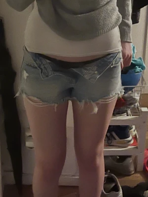 Ljusblå slitna jeansshorts - Säljer ett par ljusblå jeansshorts som jag köpt från Gina tricot  för ungefär 2 år sen.