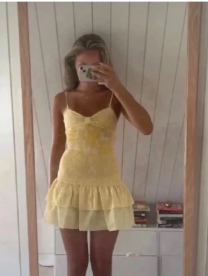populär gul klänning från zara - Otroligt snygg och smickrande klänning från zara som tyvärr inte säljs längre. Den har hängt i min garderob ett bra tag nu, och har tyvärr inte kommit till användning. Den har justerbara band upptill, och är draperad i midjan vilket gör att den formar sig fint efter kroppen. Både de lite smalare och lite större kan få på den utan problem. Den är även justerbar i ryggen ! Inga defekter, nästan som ny. Är trött på att alla säljer så överprisat så nu lägger jag ut denna för 500kr (nypris 649kr)