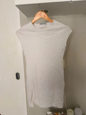 Vit kortärmad klänning från Zara - En enkel och stilren vit klänning från Zara i mjuk bomull. Klänningen har korta ärmar och rak passform, perfekt för en avslappnad look. Passar till många olika tillfällen och är lätt att matcha med accessoarer.🥰🥰