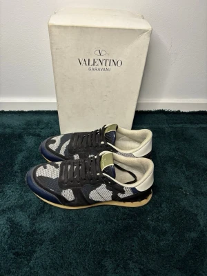 Valentino Garavani Rockrunners  - Valentino rockrunner i väldigt fint skick🙌 storlek 42⚜️