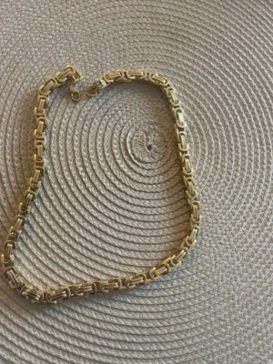Guldfärgat kedjehalsband - Längd 55cm, Bredd 8mm.                                          Snyggt halsband i guldfärg med robust kedjedesign och rektangulära länkar. Halsbandet har en klassisk karbinhake och känns både stilrent och trendigt. Perfekt för dig som gillar statement-smycken och vill addera lite extra edge till din outfit. Le