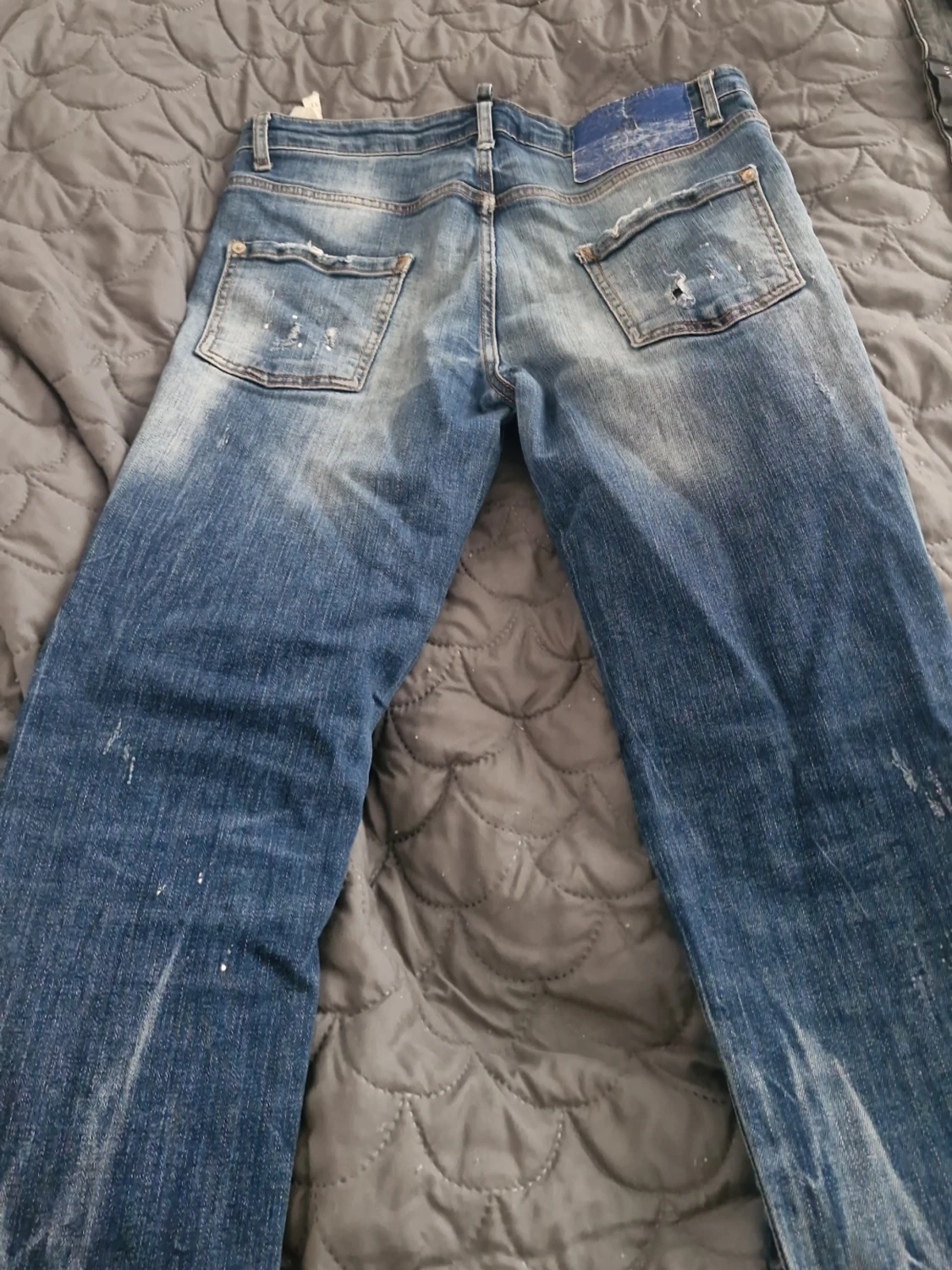 Blå slitna jeans med hål - 1