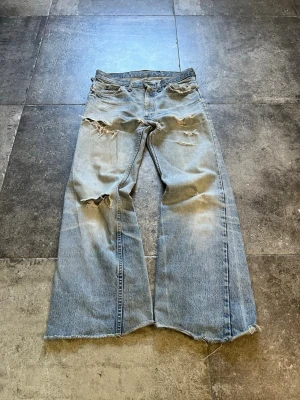 70s Vintage Levis 517 Bootcut Jeans - yooo! nu säljer jag mina helt otroliga levis 517or som sitter boot 🫡 detta par är både ett samlar objekt och ett helt sjukt par jeans👏 de strlk 30/32, notera gärna att alla hål du vill ska fixas innan avsändning fixas.🏹 tveka inte på att skriva ifall du har några som helst frågor😉