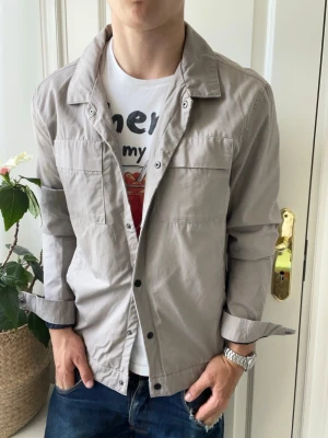 Selected overshirt  - Selected overshirt - inte vatten tätt, mer bara vanligt overshirt matieral. Inga defekter! Modellen i bilderna är 180 cm 75 kg och bär Storlek M , Kom med frågor! 🌟 (Kan gå ned i pris vid köp av paket 😉) 