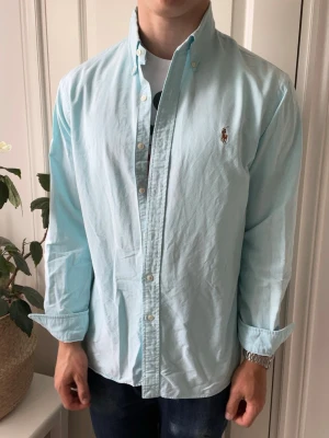 Ralph lauren skjorta - På plick Live 11 Juni 17.00  - Ralph lauren skjorta - stor på modellen, Inga defekter! Modellen i bilderna är 180 cm 75 kg och bär Storlek L slim fit , Kom med frågor! 🌟 (Kan gå ned i pris vid köp av paket 😉) 
