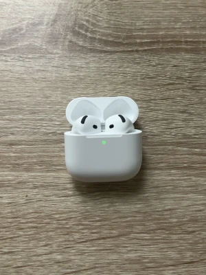 Apple AirPods 4 ANC - Säljer ett par Apple AirPods 4. Ingen laddare ingår.