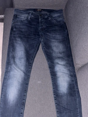 Slim fit Glenn 30/32  - Säljer ett par feta jeans från Jack and Jones i den populära modellen slim fit Glenn. Hör av er vid frågor!