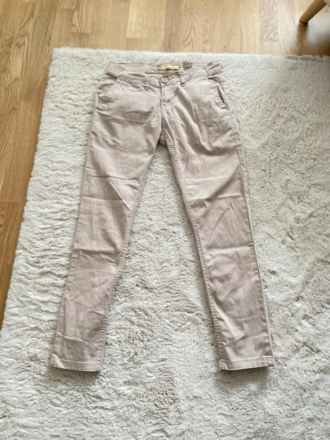 Beige chinos från BENZIN