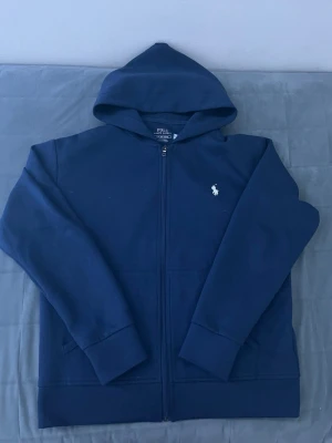 Mörkblå polo raulph Lauren zip hoodie  - Helt ny polo hoodie, har används 2-4 gånger men har tyvärr inte prislapp.