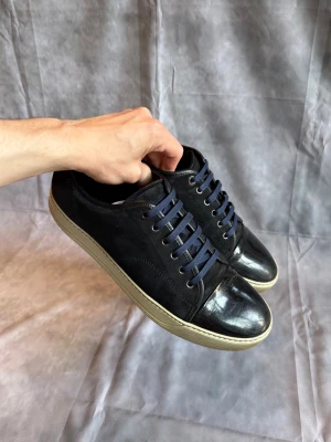 Lanvin - Hej, säljer dessa marinblåa Lanvins i size uk10~44/45, skick 7,5/10. Perfekta till studenten och sommaren, nypris 5000kr, mitt pris= 2090kr endast