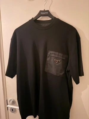 Prada t shirt - Använd 1 gång, Storlek L men passar M/L