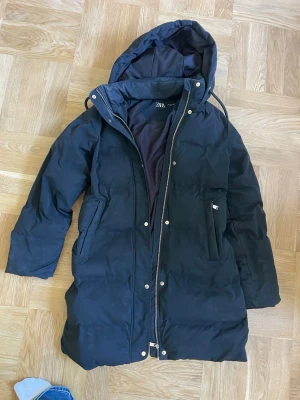 Svart vinterjacka - Svart vinterjacka från Zara i storlek xs. Har några få fläckar men är övertygad att de går bort i tvätten.