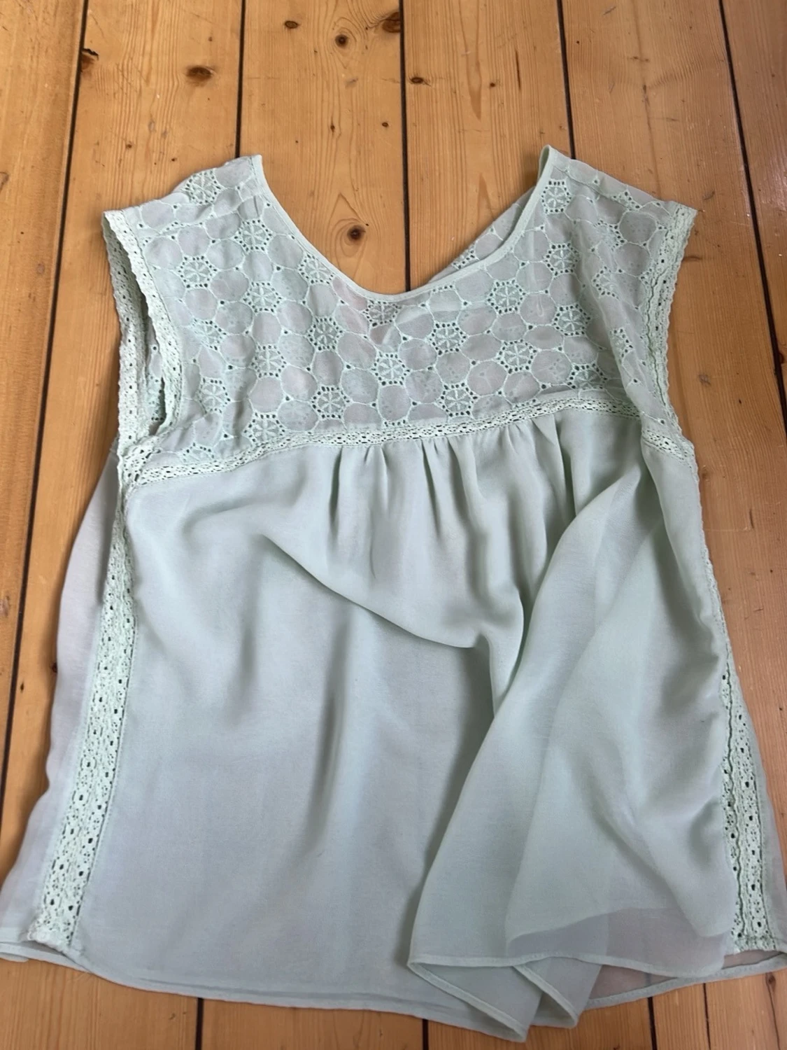 Ljusgrön blus med spetsdetaljer - 1