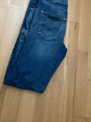 Replay jeans - Det är ett par reaplay jeans som skulle nog passa nån som ät 170 cm och den har en slitning som är då för mode 