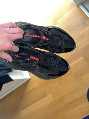 Skor - Snabb affär 600kr Fina skor med en liten skada på innesulan men annars är i bra skick, box medföljer och pappret.