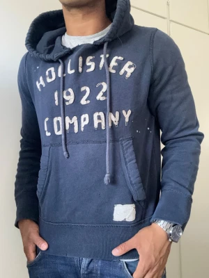 Vintage Hollister Hoodie - Extremt sällsynt och unik Hollister Hoodie med tryck | Hoodien har en unik sliten & distressed design! | Mycket bra skick | Storlek S, kika sista 2 bilder för defekter (hål) | Längd≈ 65 cm, Bredd 52 cm under armhål-armhåla| Modell 175cm, 68kg | Priset ej hugget i sten! 