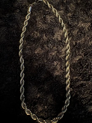 Cordell kjedja| Silver - Snyggt halsband med tvinnad kedja i silverfärgad metall. Kedjan har en robust känsla och ett klassiskt repmönster som ger ett coolt intryck. Perfekt för dig som gillar statement-smycken och vill ha något som sticker ut.