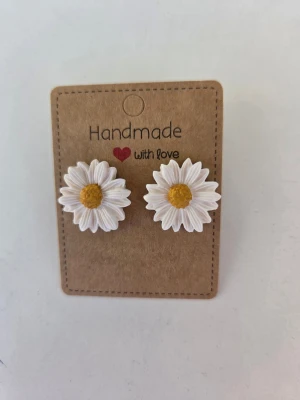 Handgjorda örhängen - prästkragar - Supersöta handgjorda örhängen formade som prästkragar med vita kronblad och senapsgul mitt. Sitter pånstift och är lätta att bära hela dagen. Passar perfekt till midsommar!