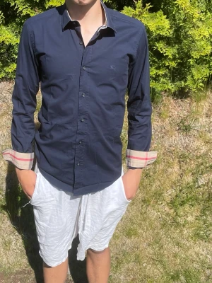 Mörkblå skjorta från Burberry - Burberry Skjorta  Säljer min Burberry skjorta i fint skick. Stilren och passar perfekt till både vardag och finare tillfällen.  📦 Snabb frakt ✅ Bra skick 💯 Äkta Burberry  Storlek: S  #burberry #burberryshirt #grisch #arkivet #arkivetstyle #oldmoney #oldmoneyaesthetic #quietluxury #luxury #designer #premium #fashion #style #outfit #cleanfit #vintage #streetwear #preppy #classy #trend #mode #plick #vinted #sweden #secondhand #fyp #explore #mensfashion #fitcheck #wardrobe
