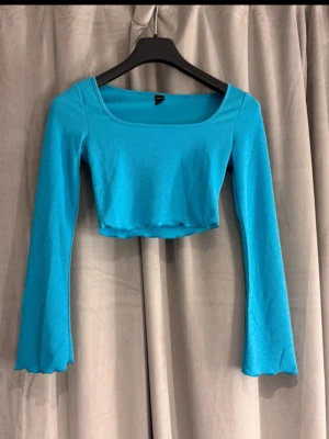 Crop Top - En långärmad topp endast testad! Helt oanvänd!  Från Shein i storlek 36 men skulle säga den passar 34 också☺️