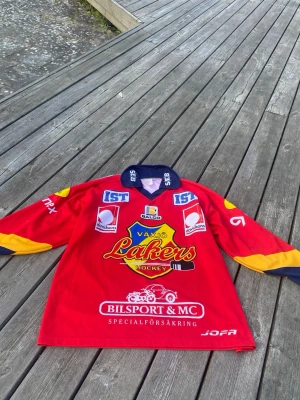 Växjö Lakers hockeytröja röd  - Säljer en röd hockeytröja från Växjö Lakers med tryckta sponsorer och klubbmärke på bröstet. 