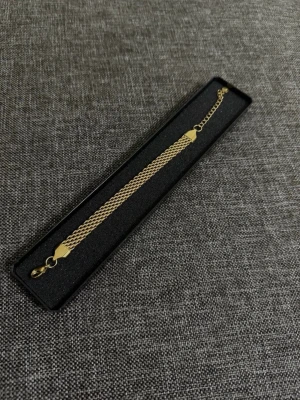 Guld Armband - Helt ny har aldrig använts. Armbandet är utav rostfritt stål. Går även att justera efter din längd på armen.