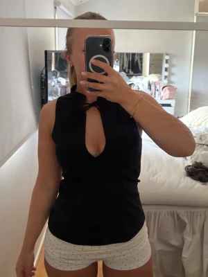 Svart snygg topp - Jätte snygg topp från Gina tricot, aldrig använd. Har två st så säljer pågrund av att denna e för stor. Köpt för ca 300kr, säljer för 230kr 