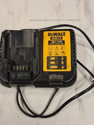 Dewalt DCB113 batteriladdare - Dewalt DCB113 batteriladdare för XR Li-Ion batterier, kompatibel med 10.8V, 14.4V och 18V. Svart och gul design med tydliga indikatorlampor och robust plastmaterial. Perfekt för laddning av verktygsbatterier laddaren är i mkt fint skick och fungerar utmärkt..