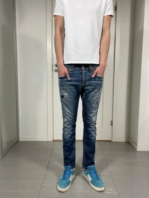 Dondup Jeans  - Säljer nu dessa Dondup Jeans med snygg tvätt och slitningar i populär design, mått: Ca 39,5 o 100 cm. skriv för fler bilder/frågor🙌🏼