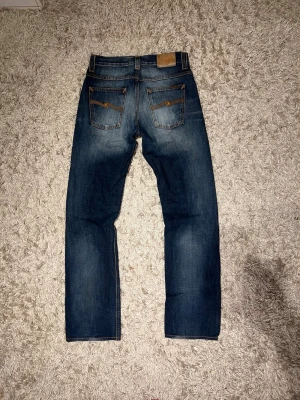 Nudie jeans straight bootcut flared fit wash archive fades dry denim w30 herr average joe   - Nudie jeans i modell average joe med en riktigt snygg tvätt. Jeansen har en straight passform med en lätt bootcut. W30, inga märkvärdiga defekter. Postas antigen samma dag som köp eller dagen därpå💯🙌