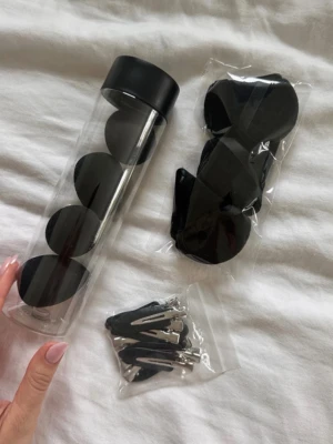 Skönhetskit - Skönhetskit med beautyblenders, hårklämmor och sminkpuffar. Helt nya🖤