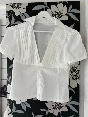 Vit skjort-blus - Jättefin vit blus! Inga tecken på användning😊  Öppen för prisförslag 🌸