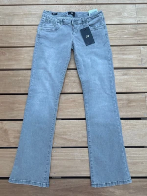 Grå bootcut jeans från LTB - Snygga grå bootcut jeans från LTB. Storlek 28/32. Midjemått tvärs över är 37cm. Oanvända med lappar på.