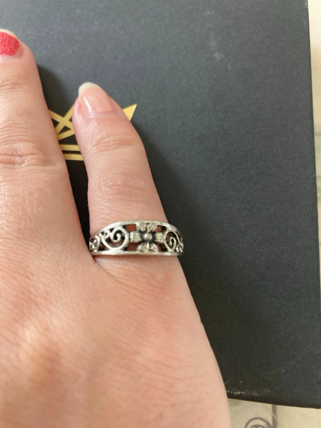 Silverring med blommönster