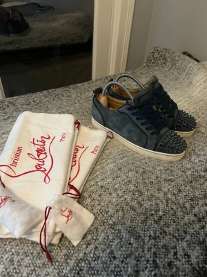 Christian Louboutin  - Säljer ett par sjukt feta Christian Louboutin i färgen wased blue i fint sick, ny pris 8500 men säljer för endast 3699 men pris kan diskuteras vid snabb affär kan också möta upp om det önskas, 2 dustbags, exktra skorstenen samt exktra spritar medföljer och det är i 40,5 men passar 41 