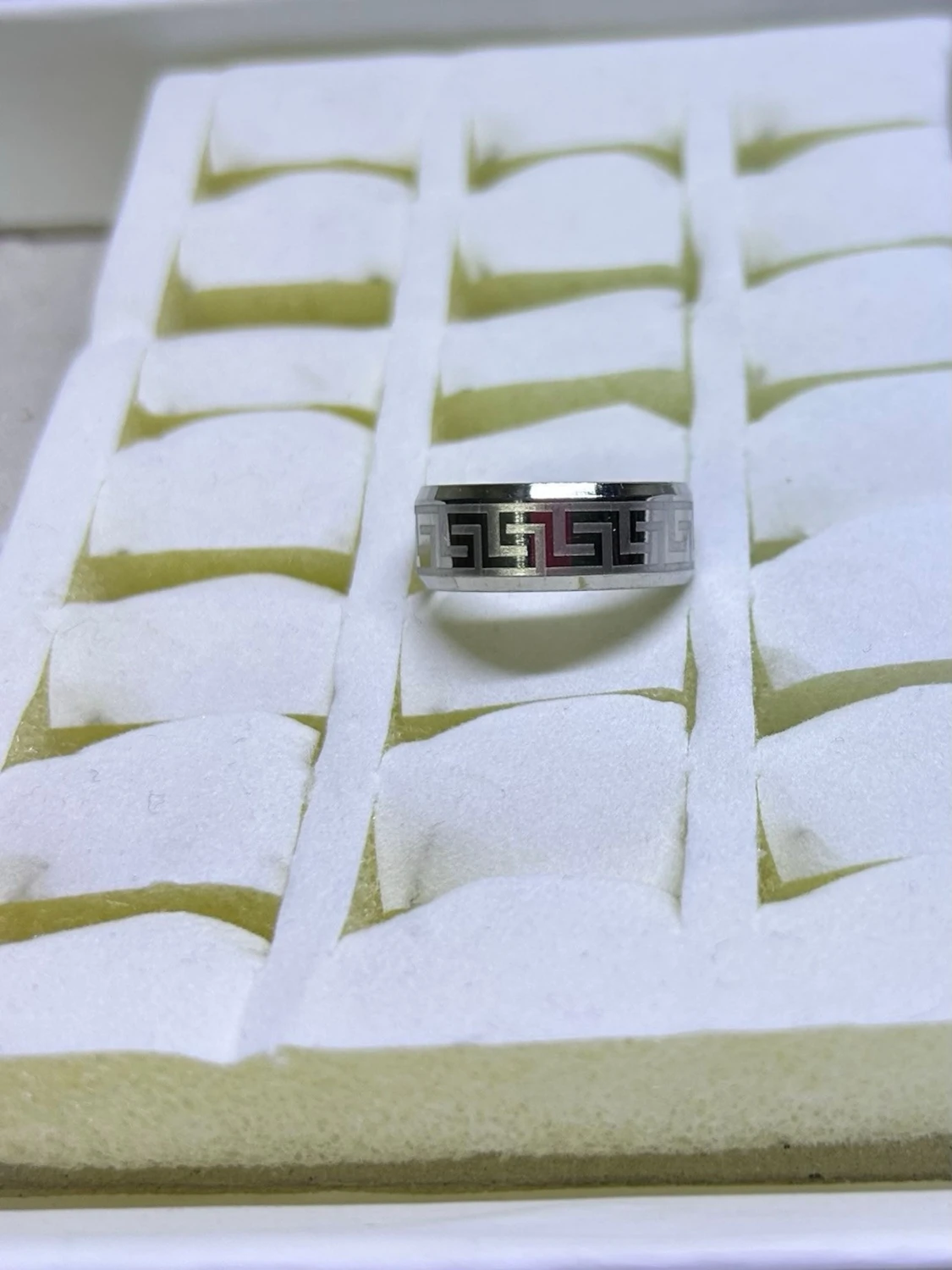 Silverfärgad ring med grekiskt mönster - 3