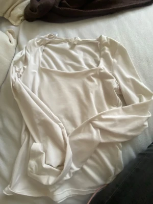 Vit långärmad - Vit långärmad från hm den e inte genomskillning skriv till mig om ni vill se mer hur den sitter på å så, bra skick 