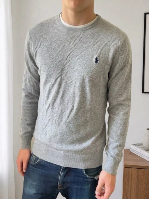 Ralph Lauren Kashmir tröja - Säljer en nice grå tröja från Ralph Lauren i Kashmirblandning. Tröjan är i bra skick och är i strl L men sitter som en M! Hör gärna av er vid frågor elr funderingar!! 