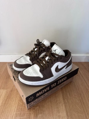 Nike Air Jordan 1 Low  - Snygga Nike Air Jordan 1 Low i färgen brunt och vitt.  Använd 3-4 gånger så i nytt skick. Färgen finns inte längre att köpa. 